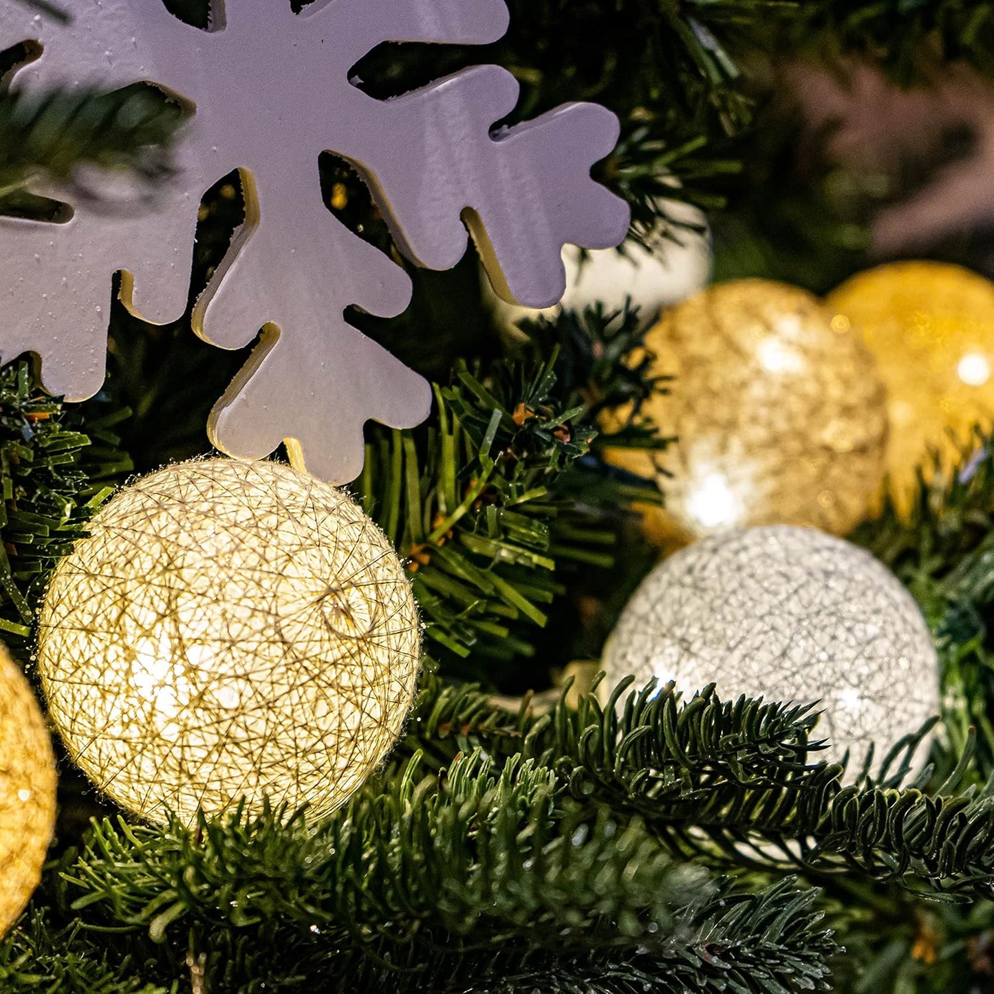 Ghirlanda Luminosa Con Sfere Di Cotone LED USB, Telecomando Senza Fili, Luce Notturna per Bambini, 2 Ore, Adattatore Di Rete 2 A, 4 Intensità – 16 Sfere Da 1,6 M – Radiance