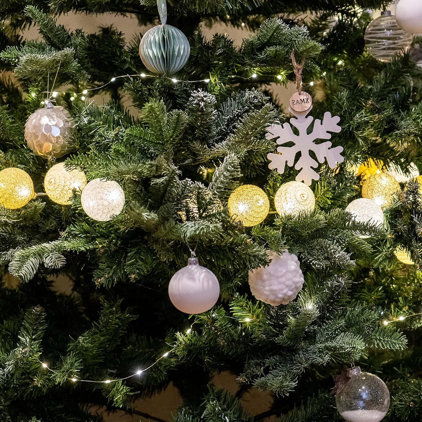 Ghirlanda Luminosa Con Sfere Di Cotone LED USB, Telecomando Senza Fili, Luce Notturna per Bambini, 2 Ore, Adattatore Di Rete 2 A, 4 Intensità – 16 Sfere Da 1,6 M – Radiance