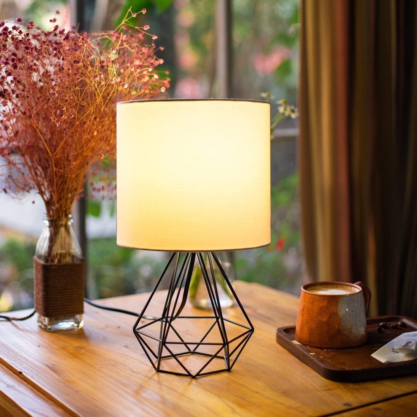 - Lampada Da Tavolo in Stile Industriale Retrò, Portalampada Con Attacco Piccolo E14, Lampada Comodino Con Base in Metallo E Paralume Bianco, Perfetto per Decorare Qualsiasi Stanza