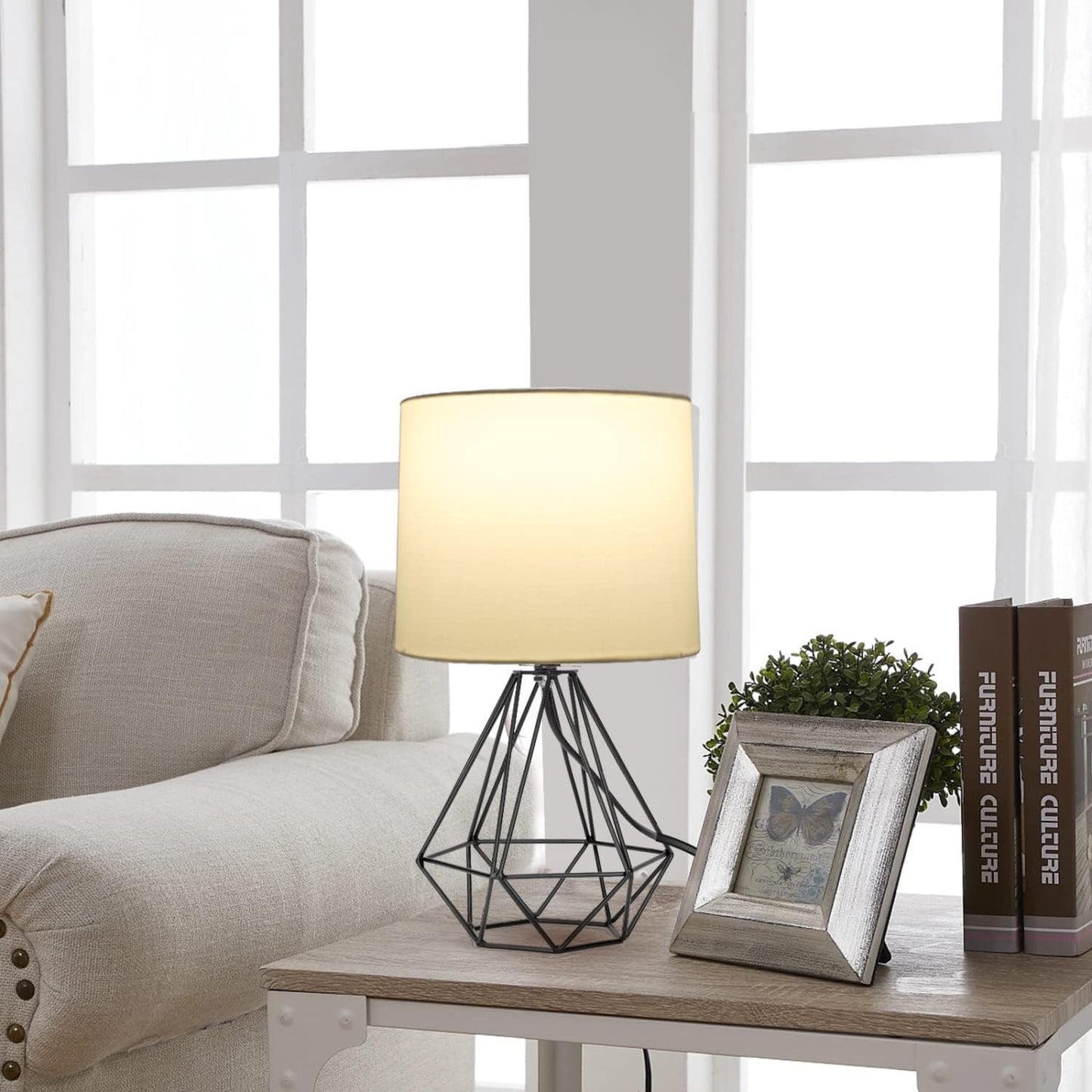 - Lampada Da Tavolo in Stile Industriale Retrò, Portalampada Con Attacco Piccolo E14, Lampada Comodino Con Base in Metallo E Paralume Bianco, Perfetto per Decorare Qualsiasi Stanza