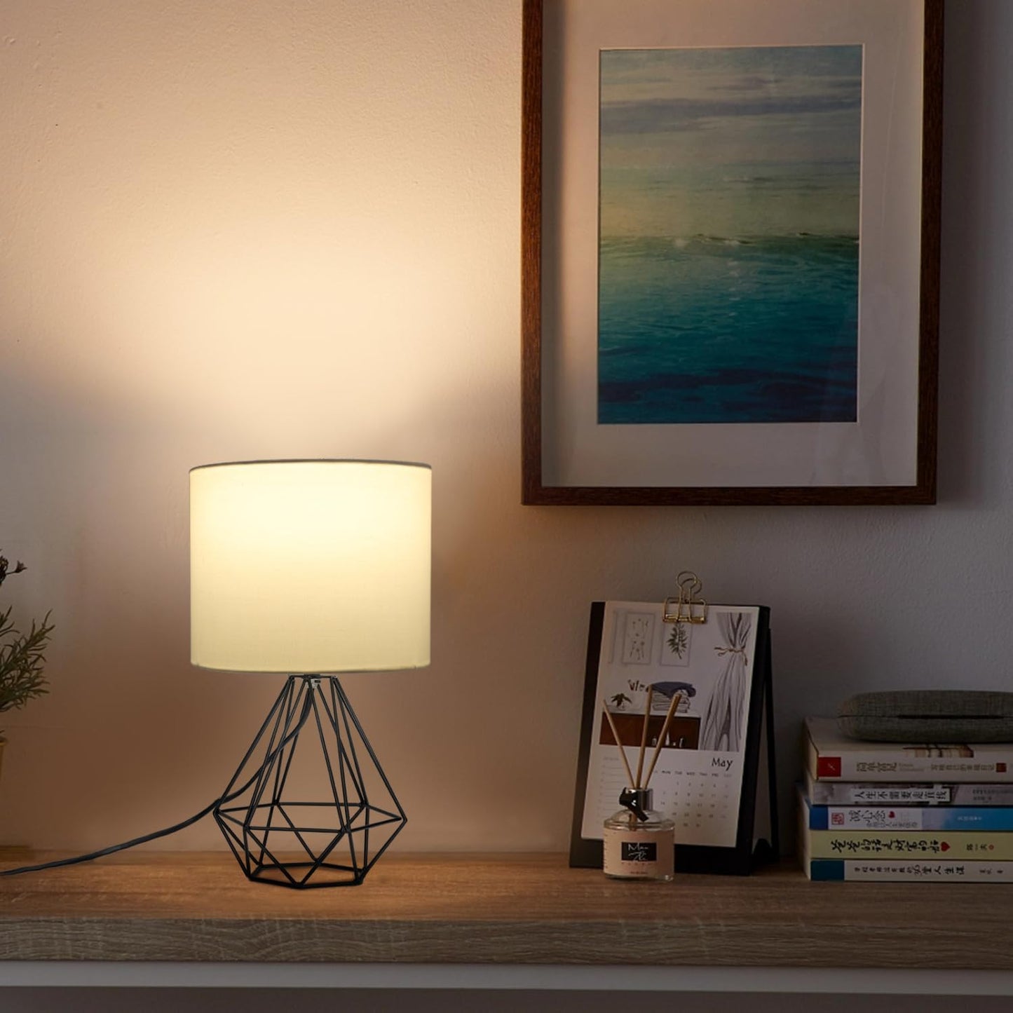 - Lampada Da Tavolo in Stile Industriale Retrò, Portalampada Con Attacco Piccolo E14, Lampada Comodino Con Base in Metallo E Paralume Bianco, Perfetto per Decorare Qualsiasi Stanza