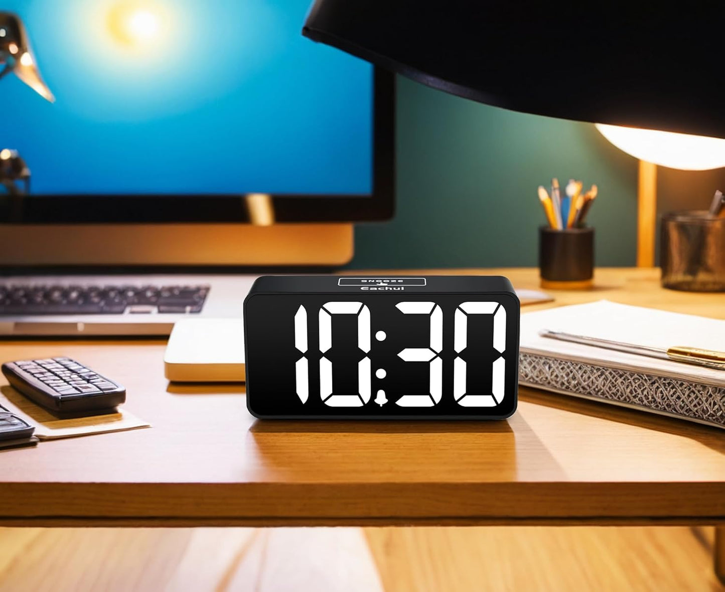 Sveglia Digitale a LED Con Porta Di Ricarica USB, Display Con Cifre Grandi, Luminosità E Volume Regolabili, Snooze, 12/24HR, Orologio Digitale Alimentato a Rete (Bianco E Nero)