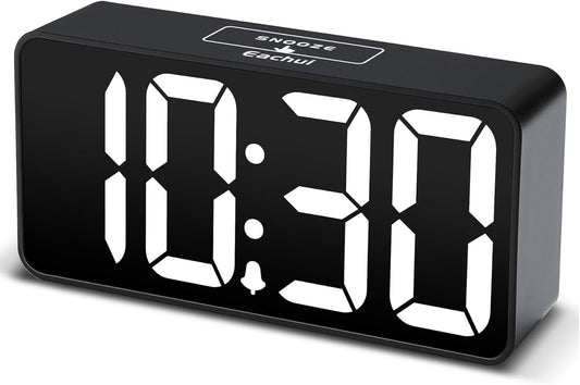 Sveglia Digitale a LED Con Porta Di Ricarica USB, Display Con Cifre Grandi, Luminosità E Volume Regolabili, Snooze, 12/24HR, Orologio Digitale Alimentato a Rete (Bianco E Nero)