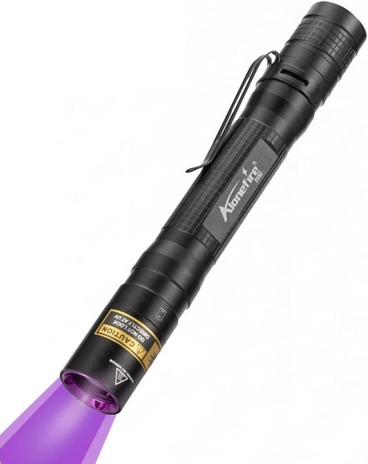 SV80 3W Mini Torcia UV 365Nm Professionale Portatile Ultravioletti Luce Molto Piccolo Nera Rileva Urina per Fluorescina, Minerali, Rilevamento Del Denaro, Scorpioni Con 2 Pezzi Batteria AA