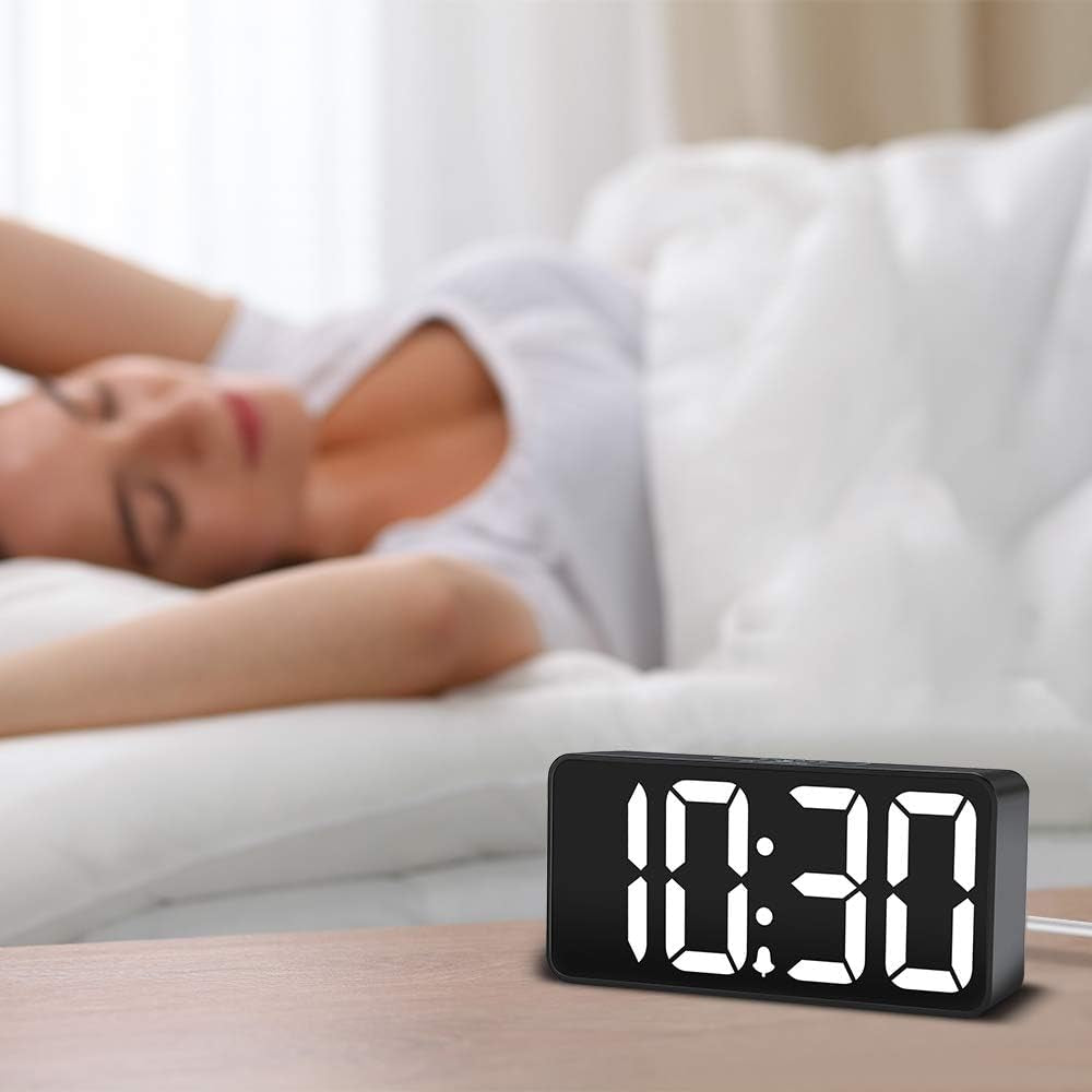 Sveglia Digitale a LED Con Porta Di Ricarica USB, Display Con Cifre Grandi, Luminosità E Volume Regolabili, Snooze, 12/24HR, Orologio Digitale Alimentato a Rete (Bianco E Nero)