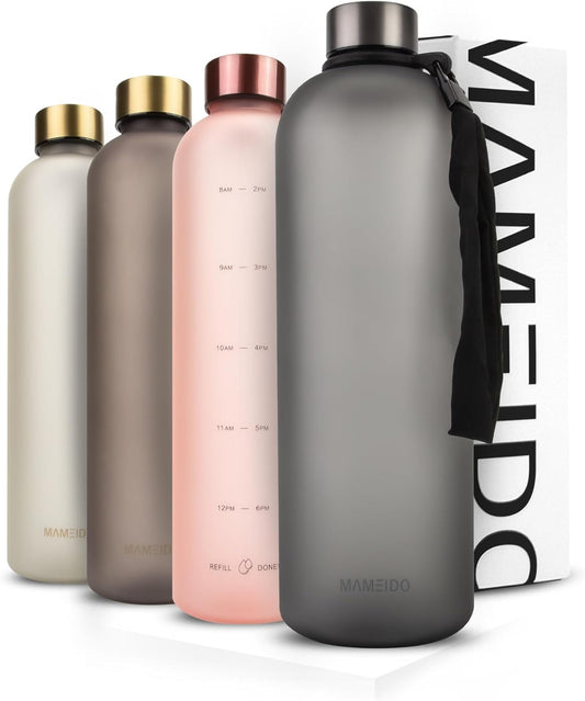 Bottiglia Acqua 1,5 Litro - Borraccia Plastica Tritan a Tenuta Stagna, Senza BPA - Bottiglia Motivazionale Con Orario (Carbon Grey, 1,5L)