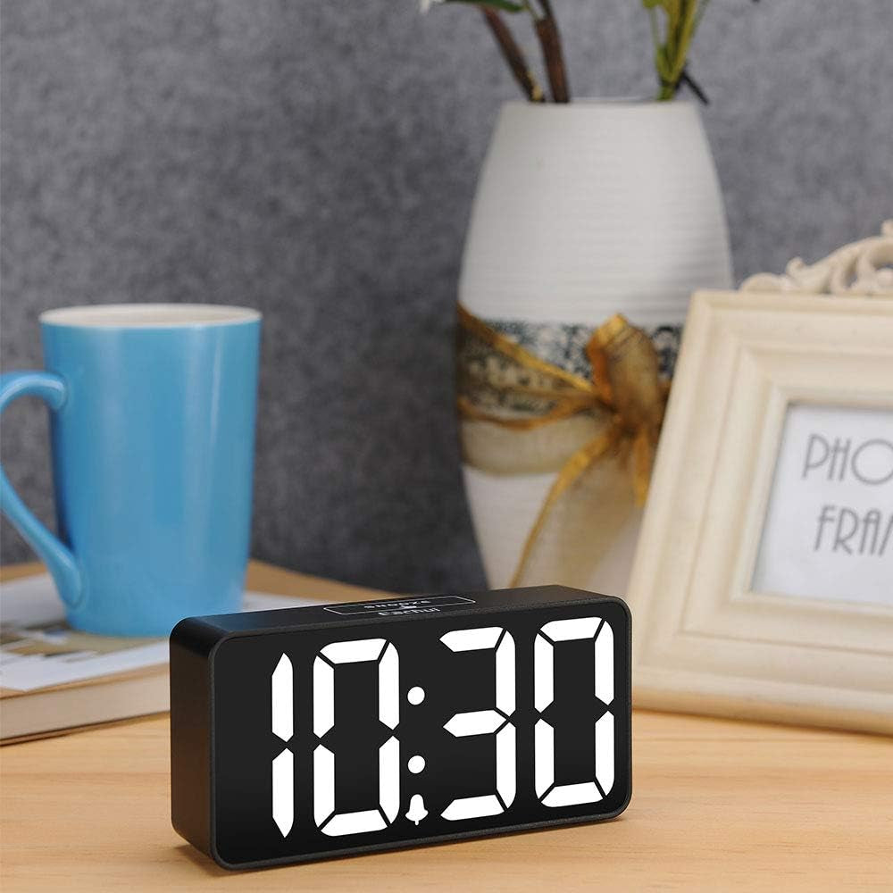 Sveglia Digitale a LED Con Porta Di Ricarica USB, Display Con Cifre Grandi, Luminosità E Volume Regolabili, Snooze, 12/24HR, Orologio Digitale Alimentato a Rete (Bianco E Nero)