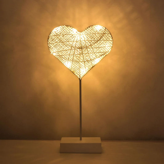 Lampada Da Tavolo, Lampada Notturna in Ferro 10 LED Luce Calda Lampada Da Comodino Con 3 Batterie AA, Decorazione Ramadan Casa Lampada Scrivania per Camera Letto, Soggiorno - Forma Cuore